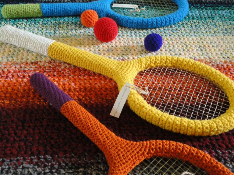 racchette L’invasione dell’uncinetto. Una nota stilista innamorata del colore, una giovane creativa pazza del tricot… E a Milano è subito feeling