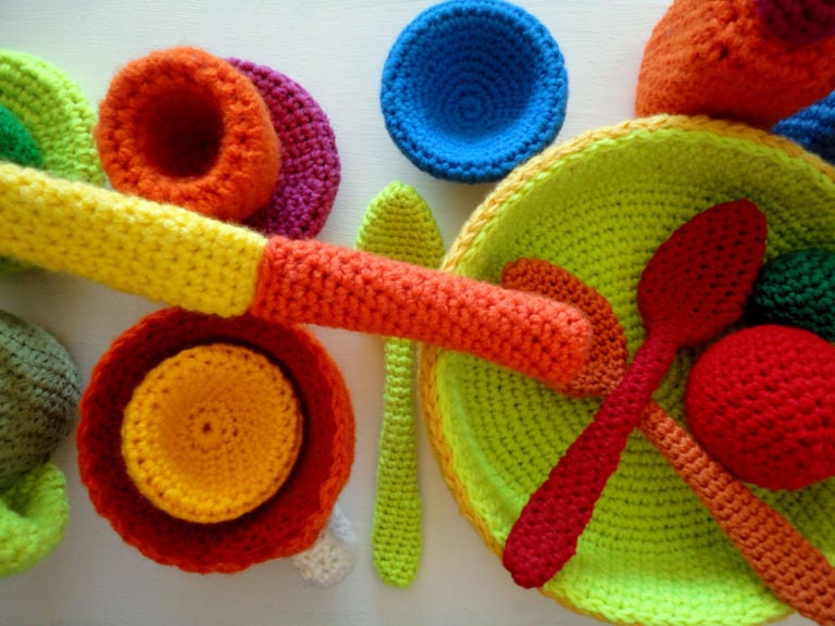 stoviglie5 L’invasione dell’uncinetto. Una nota stilista innamorata del colore, una giovane creativa pazza del tricot… E a Milano è subito feeling