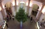 2000 Catherine Yass Ma che Natale è, senza il Tate Christmas Tree? Niente, i lavori al museo (o la crisi?) bloccano anche quello. E noi allora addobbiamo quelli degli anni passati