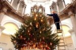 2004 Richard Wentworth Ma che Natale è, senza il Tate Christmas Tree? Niente, i lavori al museo (o la crisi?) bloccano anche quello. E noi allora addobbiamo quelli degli anni passati
