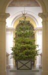 2005 Gary Hume Ma che Natale è, senza il Tate Christmas Tree? Niente, i lavori al museo (o la crisi?) bloccano anche quello. E noi allora addobbiamo quelli degli anni passati