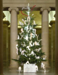 2006 Sarah Lucas Ma che Natale è, senza il Tate Christmas Tree? Niente, i lavori al museo (o la crisi?) bloccano anche quello. E noi allora addobbiamo quelli degli anni passati