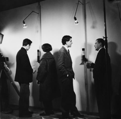5 Inaugurazione della mostra personale “Linee” di Manzoni alla galleria Azimut Milano dicembre 1959. Photo U. Lucas. Italiani a Londra. Piero Manzoni e Azimut
