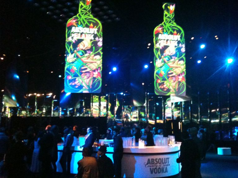 Absolut Blank a Milano foto Alfonso Valentino Casalini 1 Venti artisti, una bottiglia di vodka. A Milano il Teatro Versace si apre per la presentazione del progetto Absolut Blank, ecco foto e video-blitz…