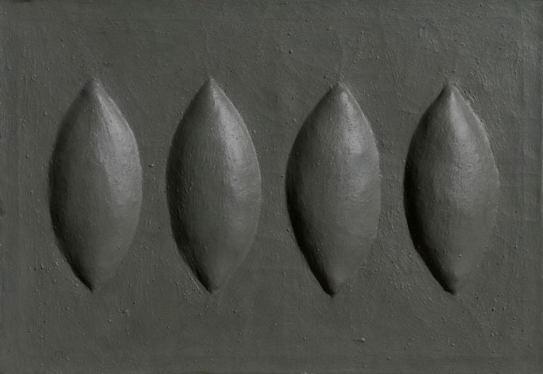 Agostino Bonalumi Grigio Grey 1961© Archivio Bonalumi Milan 2011. SIAE Rome Ma allora esiste, un'Italia che ha successo all’estero. Sì, quella targata Piero Manzoni. Ecco le foto della mostra alla Gagosian London