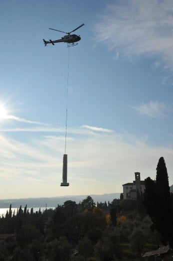 Un Pomodoro volante. No, nessuna allucinazione magrittiana: è così che l’obelisco del grande artista è arrivato al Vittoriale degli Italiani, qui il video