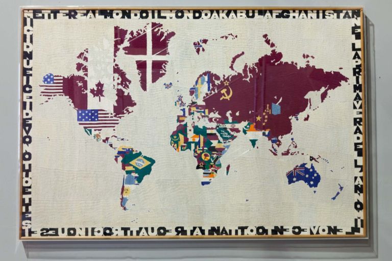 Arte Povera a Bari Alighiero Boetti Mappa 1983 Le luci della ribalta sull’Arte Povera. Quelle del Teatro Margherita di Bari, nuova tappa della carovana di Celant. Si apre domani, ma anticipiamo qualche foto…