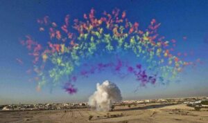 Pirotecnico Cai Guo-Qiang. Per l’opening della nuova mostra nel Qatar ha realizzato una delle sue performance con i fuochi d’artificio. In pieno giorno. Ecco i video