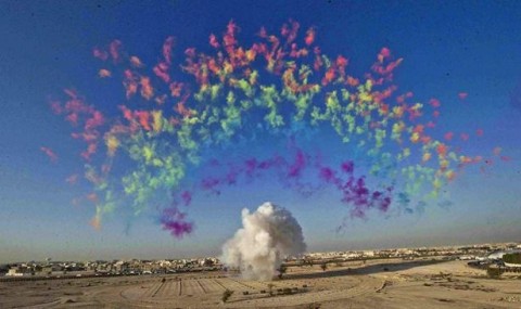 Cai Guo Qiang Black ceremony Pirotecnico Cai Guo-Qiang. Per l’opening della nuova mostra nel Qatar ha realizzato una delle sue performance con i fuochi d’artificio. In pieno giorno. Ecco i video