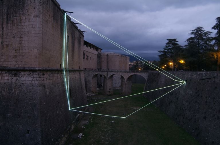 Carlo Bernardini La materia è il vuoto Forte Spagnolo L’Aquila Luce sui problemi dell’Aquila, e che sia luce d’artista. Torna il progetto Re Place, e Artribune vi anticipa quattro foto-regalini di Natale