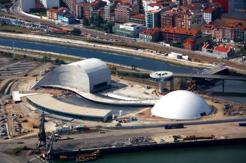 Il Centro Cultural Internacional Oscar Niemeyer Art Digest: il passivo dell’Emiro. Niente oro (nero), siamo inglesi. Potentissima Cindy