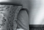 Into my home fotografia analogica su pellicola bianco e nero 2011 Alessia Certo e Giulia Vannucci 6 E la cena degli auguri diventa una performing-dinner. Grazie a due giovani artiste genovesi, che portano l’arte direttamente a casa vostra. A Milano c’eravamo anche noi, ecco le foto