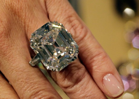 Lanello con diamante da 33 carati dono di Richard Burton Comprarsi un’icona, con un click. C’è anche il mitico anello dono di Richard Burton nella vendita online che Christie’s dedica a Liz Taylor