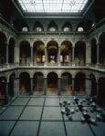 MAK – Atrio Säulenhalle Sala delle colonne – © Gerald Zugmann MAK Colpi di scena a Vienna per la saga del “malversatore” Peter Noever. Il direttore del museo MAK cacciato con disonore, ma le indagini…