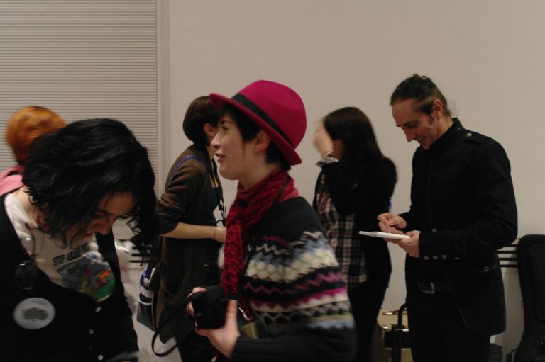 Manuel Agnelli con i fans Libri d’artista a ritmo di Indie Rock. Alla Triennale di Milano si presenta la nuova collana Caratteri, e la colonna sonora è degli Afterhours. Ecco la nostra fotogallery