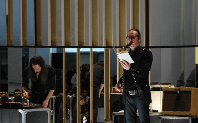 Manuel Agnelli in Triennale a Milano durante l’evento per il libro Sette giorni 11 Libri d’artista a ritmo di Indie Rock. Alla Triennale di Milano si presenta la nuova collana Caratteri, e la colonna sonora è degli Afterhours. Ecco la nostra fotogallery