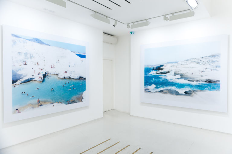 Massimo Vitali Brancolini Grimaldi Londra 1 Bianco Vitali. Abbacinanti e metafisici paesaggi alla conquista di Londra, ecco le immagini della personale da Brancolini Grimaldi