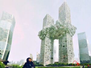 Si ispira a una nuvola, è solo l’esperimento di una nuova città in quota. Eppure The cloud, il progetto di Mvrdv a Seul, ricorda tanto l’11 settembre…