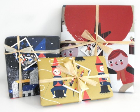Pacchetti griffati Wrap Natale in tempi di tagli, il design viene in aiuto con l’incarto creativo. Arriva Wrap, un progetto editoriale tutto da strappare…