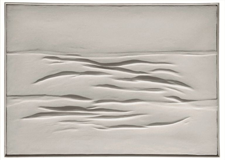 Piero Manzoni Achrome c. 1958 Courtesy FaMa Gallery Verona © Fondazione Piero Manzoni Milan 2011.SIAE Rome Ma allora esiste, un'Italia che ha successo all’estero. Sì, quella targata Piero Manzoni. Ecco le foto della mostra alla Gagosian London