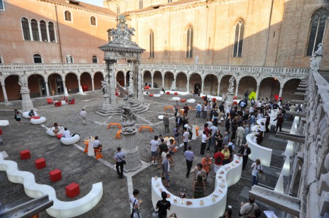 Sign off design a Venezia E alla fine arriva l’abbraccio Sgarbi-Luca Beatrice. A latere del nuovo Padiglioneitalia torinese, con il progetto Sign off design già visto a Venezia