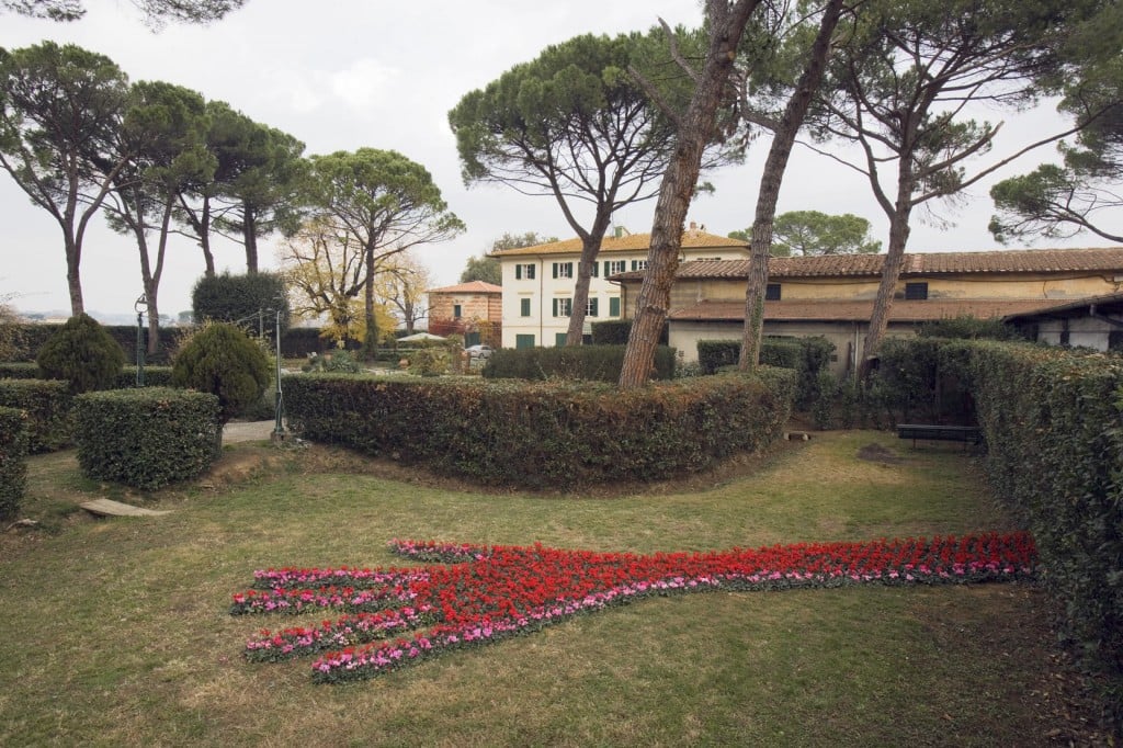 Opere da concimare, e poi da irrigare. Dopo lo zafferano di Vitone, alla Fattoria Montellori di Fucecchio arriva la scultura di ciclamini di Stefano Arienti. Ecco le foto