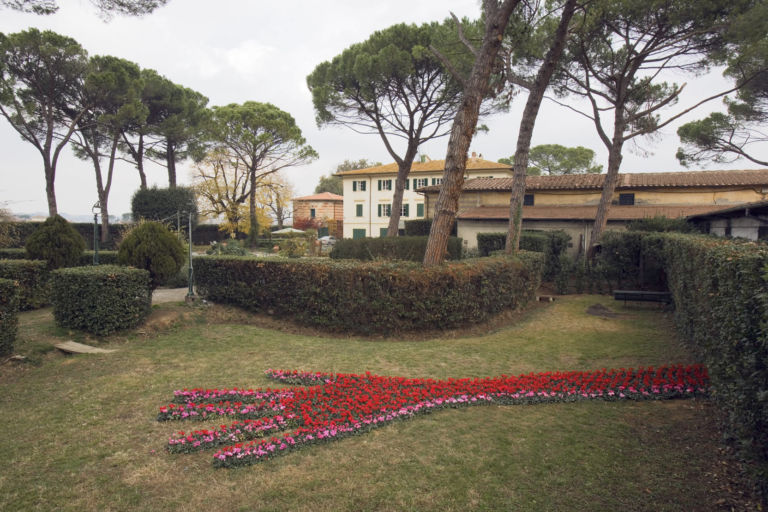 Stefano Arienti alla Fattoria Montellori foto Serge Domingie 1 Opere da concimare, e poi da irrigare. Dopo lo zafferano di Vitone, alla Fattoria Montellori di Fucecchio arriva la scultura di ciclamini di Stefano Arienti. Ecco le foto