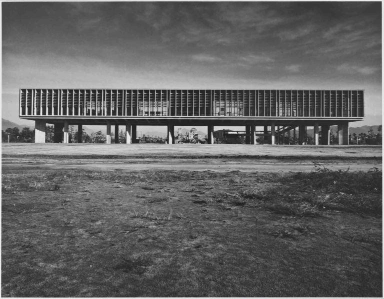 Tange Kenzo Master Plan for Hiroshima and Hiroshima Peace Center Complex 1953 Photo Ishimoto Yasuhiro Metabolismo visionario. O della giapponesizzazione