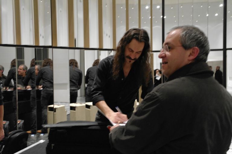 Xabier Iriondo con i fans Libri d’artista a ritmo di Indie Rock. Alla Triennale di Milano si presenta la nuova collana Caratteri, e la colonna sonora è degli Afterhours. Ecco la nostra fotogallery