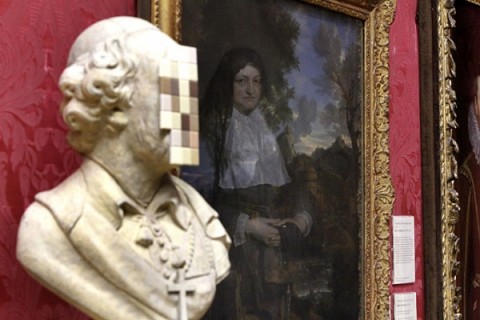 banksy cardinal sin 5 Un prete pixelato è la nuova scultura di Banksy presentata a Liverpool. Il misterioso street artist stavolta se la prende con la Chiesa Cattolica