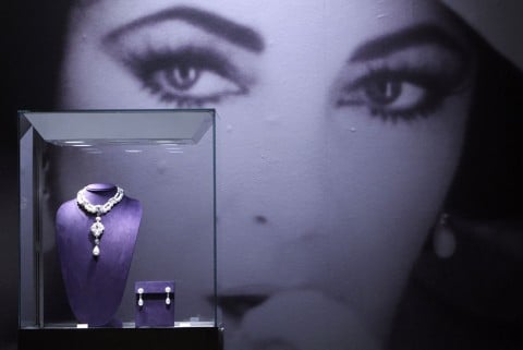 liz Follie per Liz Taylor. Da Christie’s NY l’asta della collezione della diva trascina al record tutta la vendita di gioielli, con 137 milioni di dollari