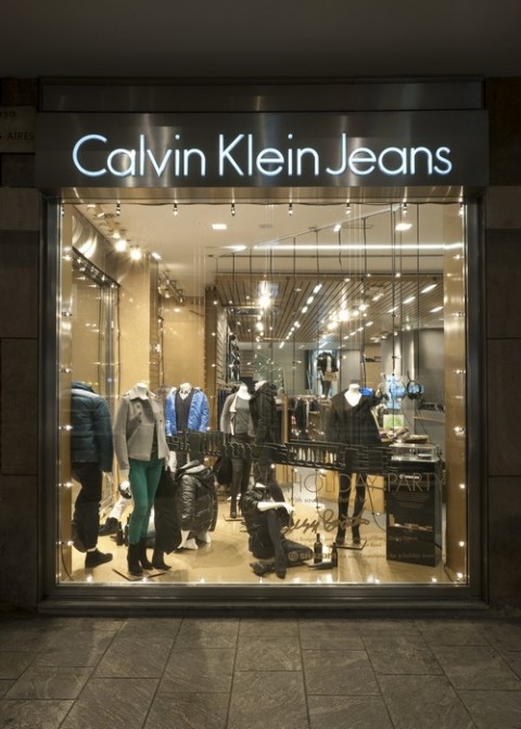 una vetrina di Calvin klein Jeans reinterpretata dal progetto sonoro Holiday Party Quando la vetrina diventa artistica. Sperimentazione sonora e tecnologia per Calvin Klein, che a Natale invita i Gang Gang Dance