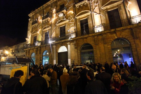 13 gennaio 2012 la folla assiepata davanti ai portoni sbarrati del Museo Riso. Annullata dalle autoritÖ lassemblea cittadina Sicilia burning. La rivolta dei Forconi e dei musei