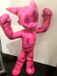 Affordable Art Fair LA Astroboy versione da collezionista Los Angeles Updates: ad Affordable Art Fair spopolano Pop Surrealism e street art. Ma non vi perdete il video con l’apparecchio che dà forma alle immagini…