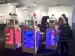 Affordable Art Fair LA Il Makerbot Los Angeles Updates: ad Affordable Art Fair spopolano Pop Surrealism e street art. Ma non vi perdete il video con l’apparecchio che dà forma alle immagini…