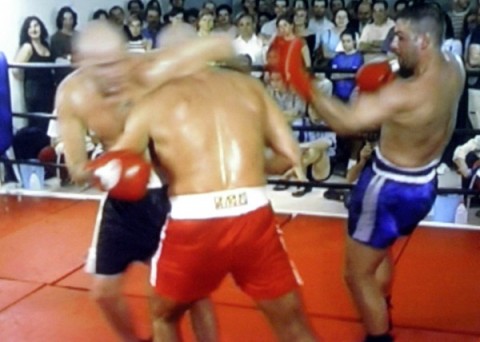 Andrea Contin Versus Volano pugni in galleria. Succede a Berlino con la performance di Andrea Contin, mixando rock e boxe