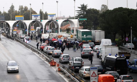 Caos ai caselli autostradali durante la protesta dei Forconi Sicilia burning. La rivolta dei Forconi e dei musei