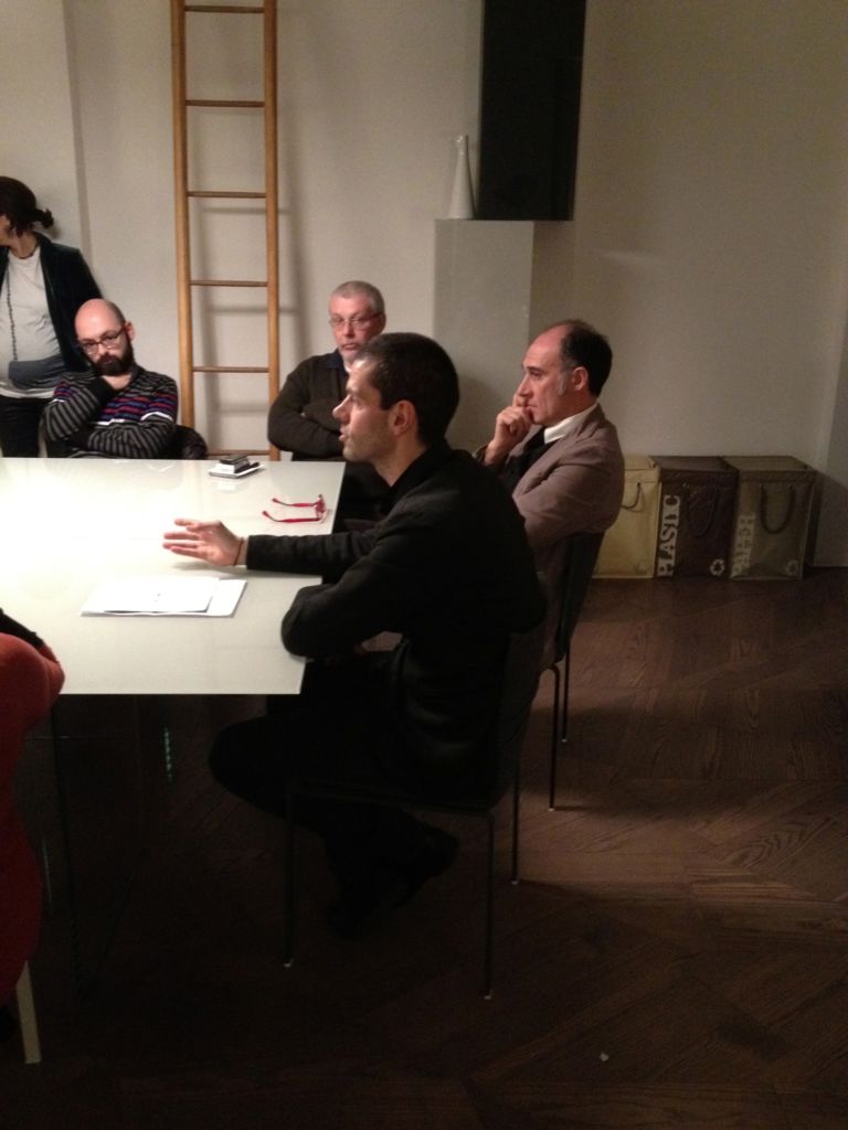 Conferenza Affordable Art Fair Appartamento Lago Milano 2 Cosa bolle nella pentola di Affordable Art Fair? Tante novità per la seconda edizione, oltre a un risotto alla Mantovana. Cronaca di una conferenza stampa in stile Appartamento Lago…