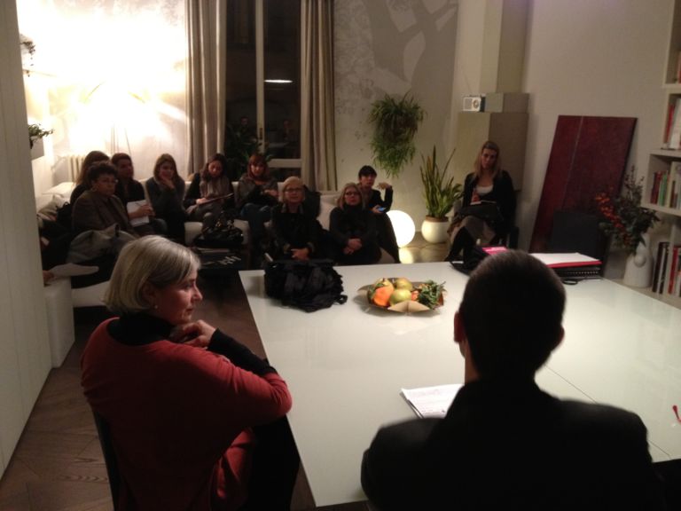 Conferenza Affordable Art Fair Appartamento Lago Milano 3 Cosa bolle nella pentola di Affordable Art Fair? Tante novità per la seconda edizione, oltre a un risotto alla Mantovana. Cronaca di una conferenza stampa in stile Appartamento Lago…