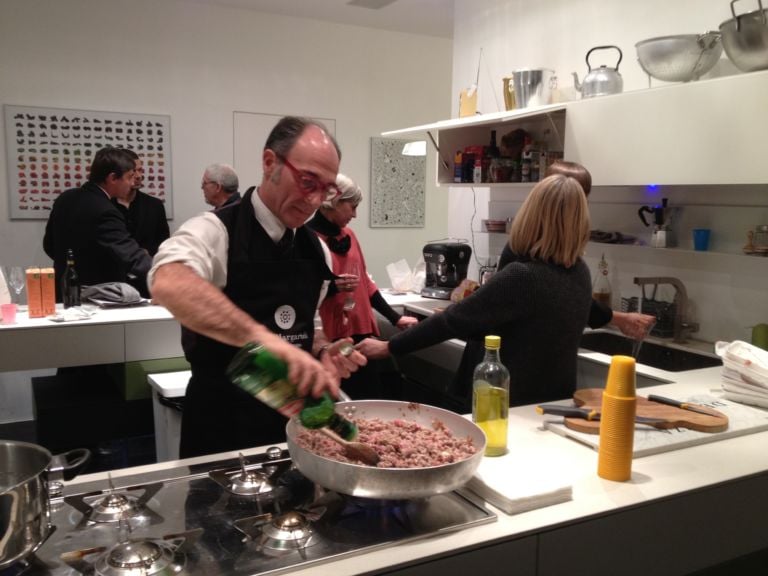 Conferenza Affordable Art Fair Appartamento Lago Milano 6 Cosa bolle nella pentola di Affordable Art Fair? Tante novità per la seconda edizione, oltre a un risotto alla Mantovana. Cronaca di una conferenza stampa in stile Appartamento Lago…