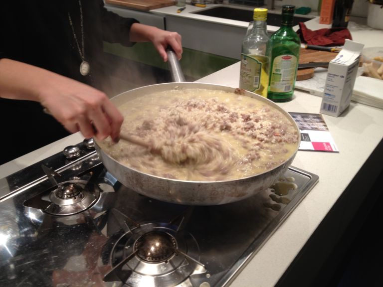 Conferenza Affordable Art Fair Appartamento Lago Milano 7 Cosa bolle nella pentola di Affordable Art Fair? Tante novità per la seconda edizione, oltre a un risotto alla Mantovana. Cronaca di una conferenza stampa in stile Appartamento Lago…