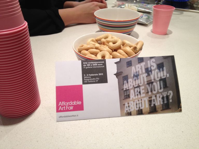 Conferenza Affordable Art Fair Appartamento Lago Milano 8 Cosa bolle nella pentola di Affordable Art Fair? Tante novità per la seconda edizione, oltre a un risotto alla Mantovana. Cronaca di una conferenza stampa in stile Appartamento Lago…