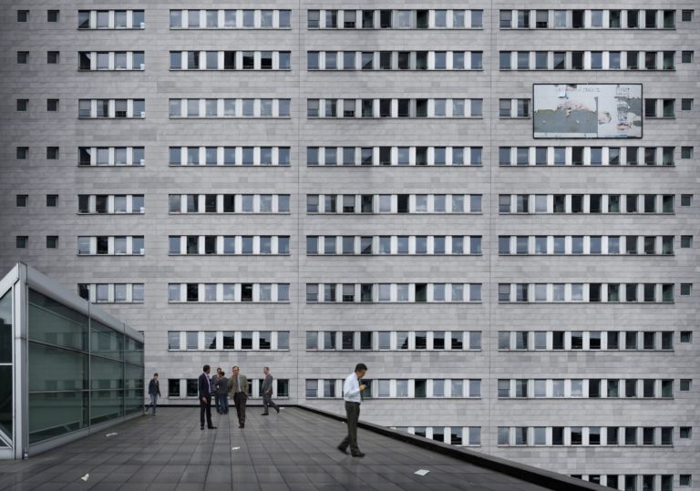 FRP2 Galerie Gourvennec Ogor Marsiglia 4 Dallo spazio infinito all’elemento definito. Si spinge fino a Marsiglia il duo milanese FRP2 per presentare i suoi ultimi paesaggi urbani, ecco la fotogallery