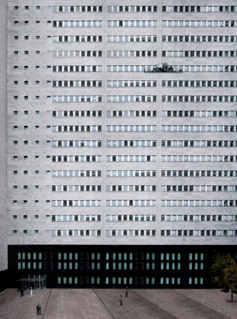 FRP2 Galerie Gourvennec Ogor Marsiglia 5 Dallo spazio infinito all’elemento definito. Si spinge fino a Marsiglia il duo milanese FRP2 per presentare i suoi ultimi paesaggi urbani, ecco la fotogallery