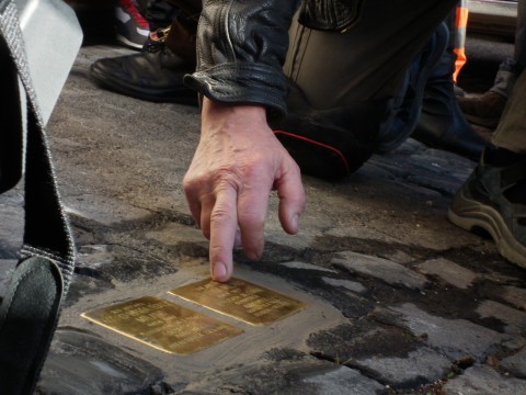 Gunter Demnig – Stolpersteine Roma 1 Le parole sono pietre. E sono pietre anche gli Stolpersteine che l’artista tedesco Gunter Demnig dedica a tutti i deportati della storia. Anzi, a Roma sono sanpietrini…