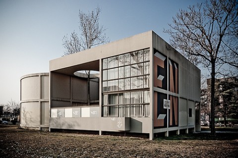 Il Padiglione Esprit Nouveau progettato da Le Corbusier Bologna Updates: effetti personali d’artista, si vendono al Padiglione di Le Corbusier all’ingresso di Arte Fiera. Un po’ garage-sale, un po’ riffa…