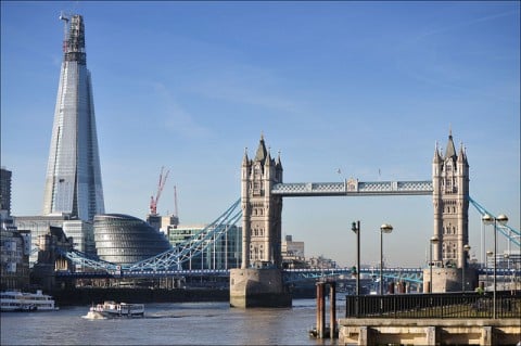 Il Tower Bridge il cityhall di Norman Foster e la Shard di Renzo Piano in costruzione L'Unesco non ci capisce un tubo, i nostri lettori lo sappiano. Minacciato di declassamento il Tower Bridge a Londra. Perché? La nuova torre di Renzo Piano gli sconvolge il panorama