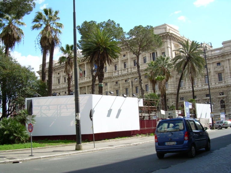 Il cantiere a Piazza Cavour Piazza Cavour a Roma. Il parking delle polemiche. E delle opere d’arte. Foto in anteprima sul lavoro sotterraneo di H. H. Lim