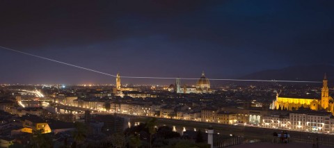 LUCIeOMBRE Luci e ombre a Firenze. Spettacolo per il secondo step del progetto di Felice Limosani, con un raggio di luce bianca che unisce i monumenti più belli della città