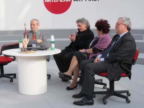 Nunzio con il premio realizzato da Luigi Ontani Bologna Updates: sabato in fiera, giornata dedicata ai premi. Ma intanto arriva il Segno d’oro 2012, a vincerlo è lo scultore Nunzio